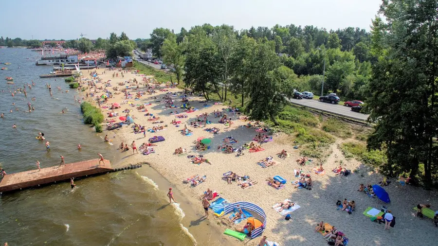 Пляж Nieporęt на озері Зегжинське під Варшавою